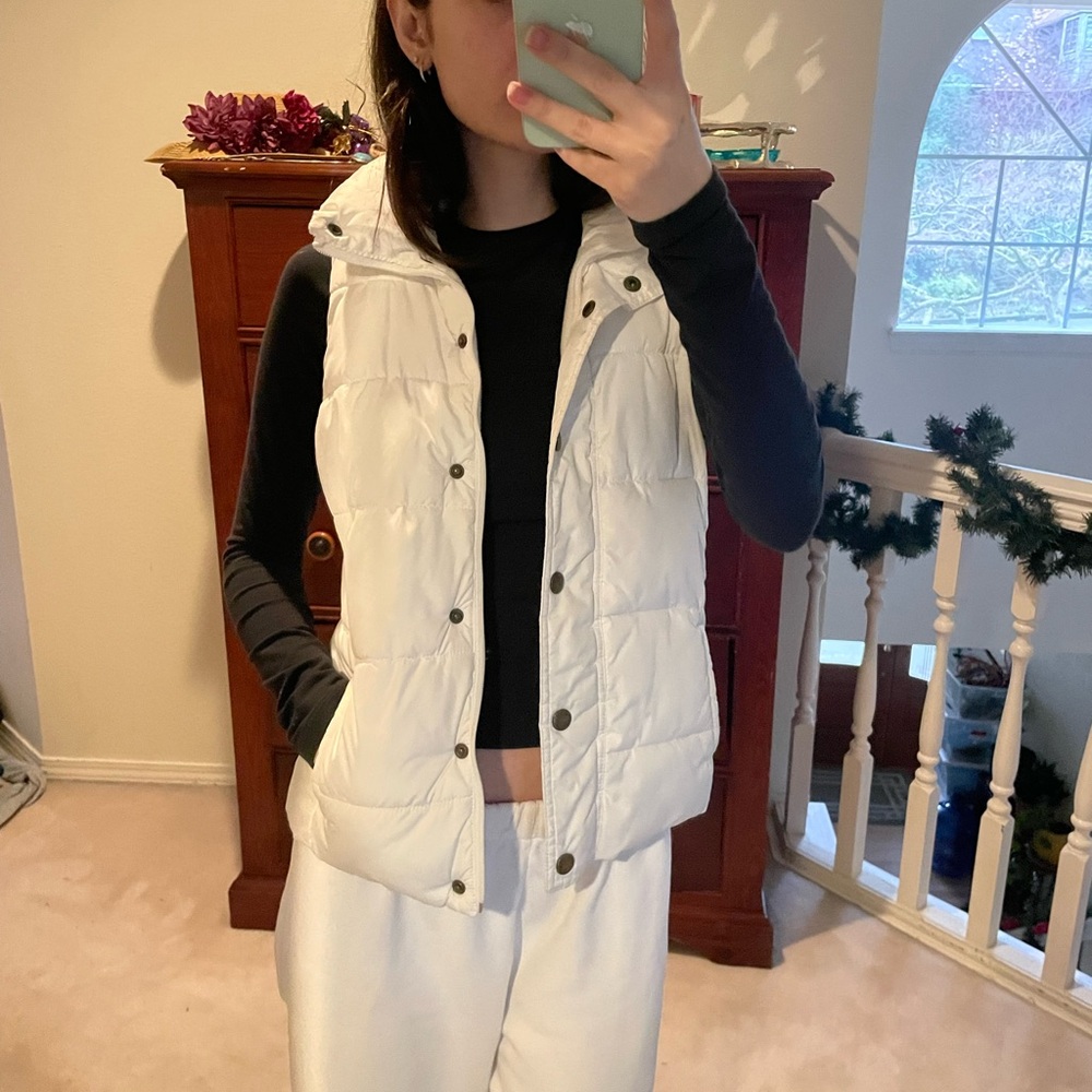 Old Navy Women's Ivory Puffer Vest